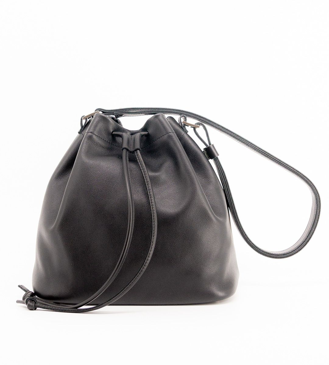 kleine zwarte bucketbag, leren bucketbag, zwarte leren buideltas